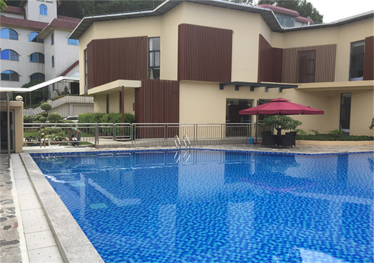 廣州蓮花山嶺南佳園度假酒店是嶺南集團(tuán)下屬的旅游度假酒店，位于4A級國家風(fēng)景名勝區(qū)番禺蓮花山下，占地超過3萬平方米，以歐陸園林風(fēng)格的建筑為主。酒店設(shè)露天游泳池，我司受邀提供泳池設(shè)備及安裝方案的設(shè)計和施工。