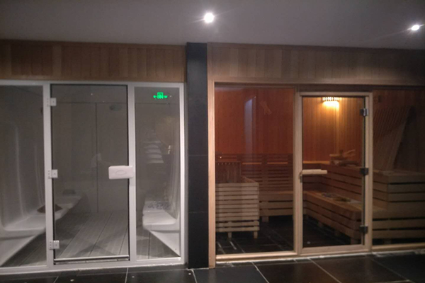 高端會所泳池設(shè)備、桑拿房均采用進(jìn)口高端品牌，由廣州搏瀾泳池設(shè)備有限公司提供安裝服務(wù)。會所主要接待業(yè)主邀請的商界要人、行業(yè)精英、金融巨子、教育泰斗等社會名流；并不對外開放。