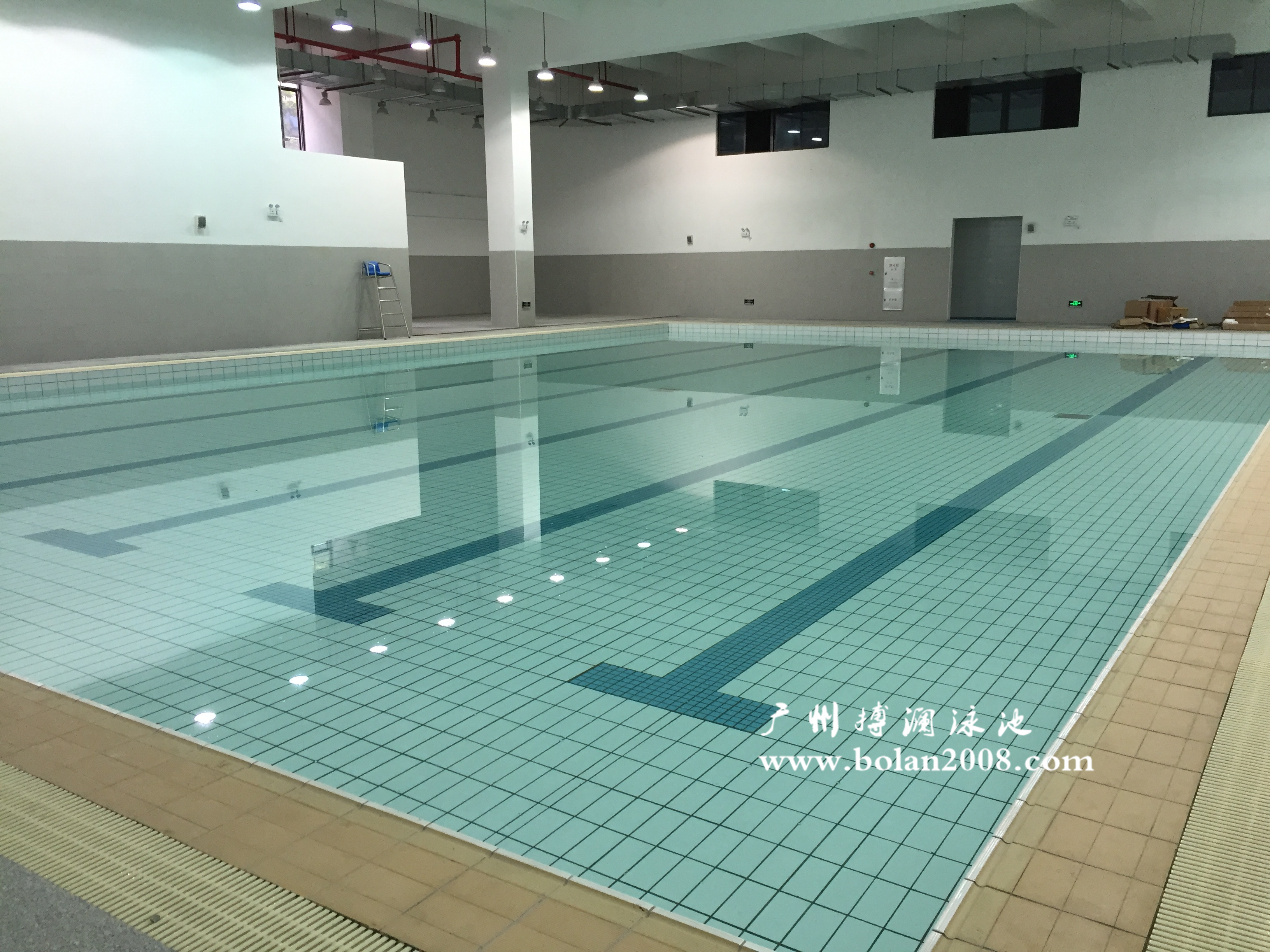 學(xué)校體育館內(nèi)設(shè)有恒溫泳池、多功能活動中心、舞蹈室等配套設(shè)施。其泳池設(shè)備均采用我司產(chǎn)品。